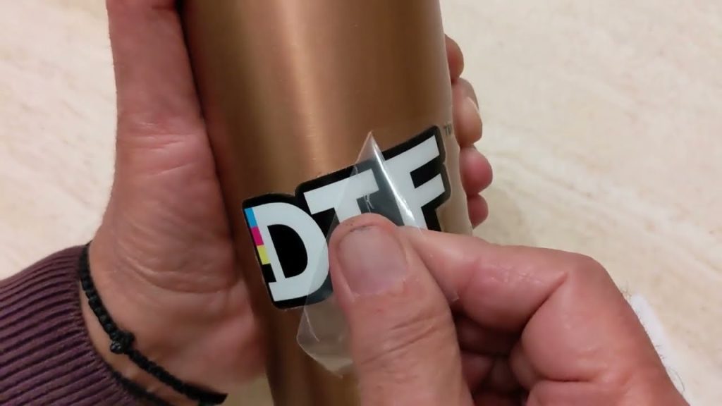 Diseño de UV DTF estampado sobre un artículo mecánico. Cómo Iniciar un Negocio de Personalización de Artículos Promocionales con DTF UV Viva DTF venta de UV DTF por metros