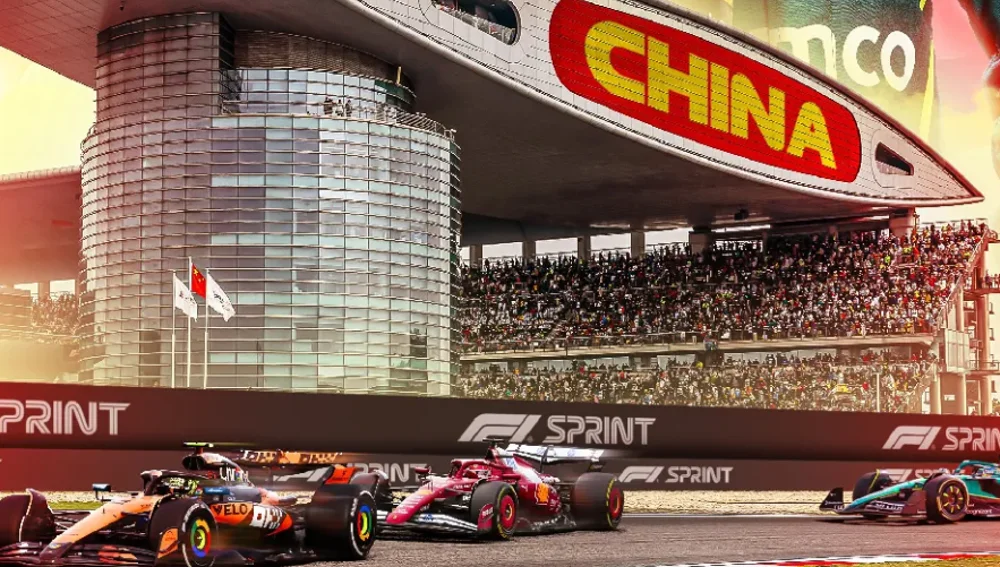 monoplazas de Fórmula 1 compitiendo en el circuito de Shanghái durante el Gran Premio de China