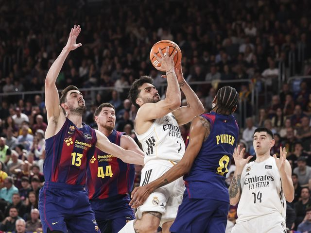 Partido de baloncesto entre Real Madrid y FC Barcelona en la Liga Endesa 2026 con jugada ofensiva en la pintura.