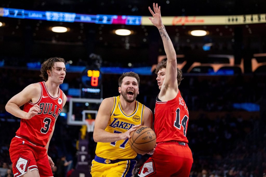 Luka Dončić jugando con Los Angeles Lakers durante un partido de la temporada regular de la NBA 2025-2026 antes de los playoffs